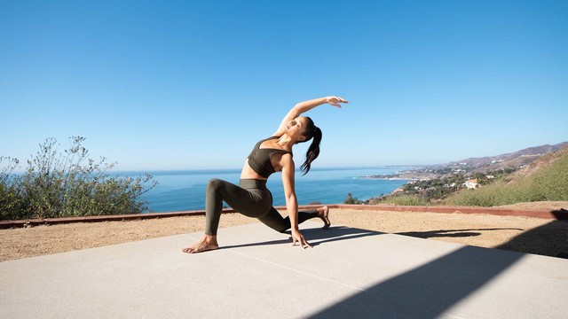 Briohny Smyth's "15-Minute Morning Energizer" Online Video Workouts on ALO Wellness Club