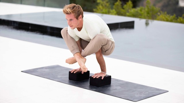 Josh Kramer's "How To: Shoulder Pressing Pose" Online Video Workouts on ALO Wellness Club